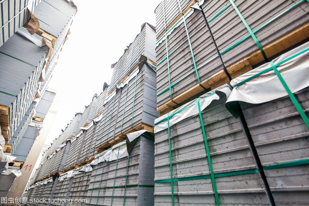 混凝土砌块房屋建筑工厂附近的堆栈