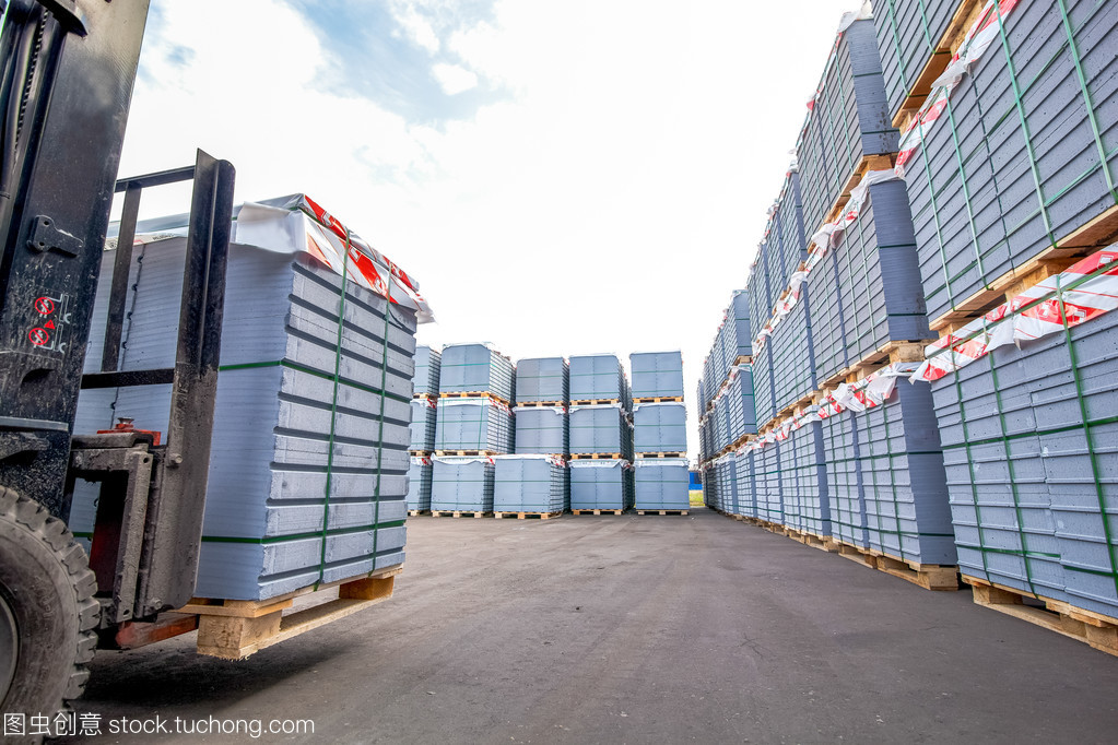 混凝土砌块房屋建筑工厂附近的堆栈